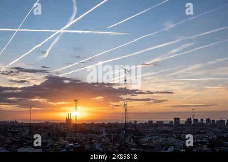 De nombreux vestiges du passage des avions sur le ciel bleu, Barcelone, Catalogne, Espagne Banque D'Images