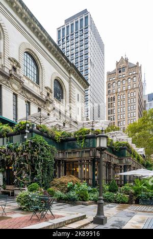 Un restaurant à Bryant Park, parc public entre la Cinquième et la Sixième Avenue, à côté de la Bibliothèque publique de New York, Midtown Manhattan, New York City Banque D'Images