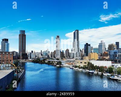 Horizon de Midtown Manhattan avec East River et gratte-ciels, vus depuis le pont Pulaski, entre Greenpoint à Brooklyn et Queens, New York Banque D'Images