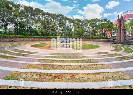 nagasaki, kyushu - déc 11 2021 : vue panoramique sur le monument du centre de la bombe atomique, à côté des vestiges des remparts de la cathédrale d'Urakami dans le Hy Banque D'Images