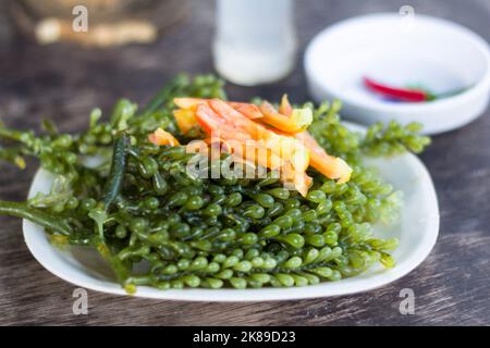 Une assiette de salade de colza à Palawan, Philippines Banque D'Images