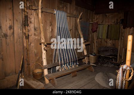 Loom à l'intérieur d'une maison de chefferie viking à Borg sur l'île Vestvågøya, dans l'archipel des Lofoten, en Norvège. Banque D'Images