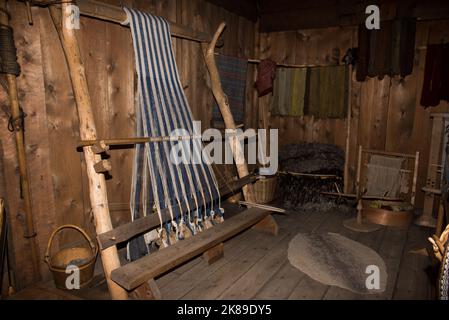 Loom à l'intérieur d'une maison de chefferie viking à Borg sur l'île Vestvågøya, dans l'archipel des Lofoten, en Norvège. Banque D'Images
