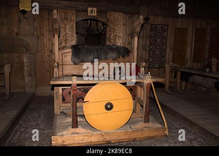 Intérieur d'une maison de chefferie viking à Borg sur l'île Vestvågøya, dans l'archipel des Lofoten, en Norvège. Banque D'Images