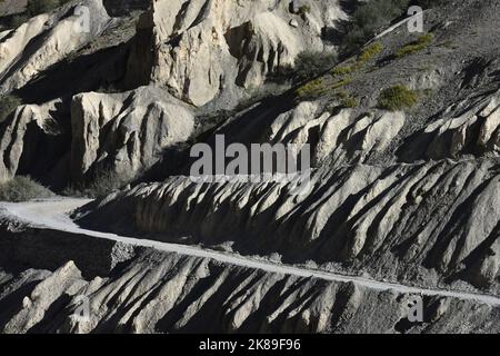 Fragment d'une route de montagne parmi les roches grises du Ladakh, dans le nord de l'Inde Banque D'Images