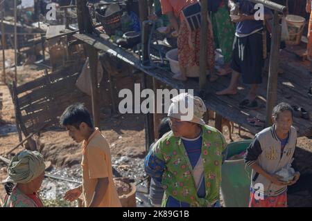 Chiang Mai, Thaïlande. 09th janvier 2022. Les gens se rassemblent dans un village de Lahu à Chiang Mai. Les communautés de Lahu et de Hmong sont deux des groupes ethniques minoritaires classés comme 'tribus perchées' en Thaïlande. Originaires du Tibet et de Chine, ils vivent dans des villages des provinces montagneuses du nord de Chiang Mai et de Chiang Rai. (Photo d'Ana Norman Bermudez/SOPA Images/Sipa USA) crédit: SIPA USA/Alay Live News Banque D'Images