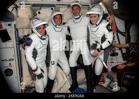 Terre Atmosphere. 14th octobre 2022. Les astronautes SpaceX Crew-4 posent pour un portrait dans leurs combinaisons de pression avant d'embarquer à bord du navire à équipage Dragon Freedom, de quitter la station spatiale internationale et de retourner sur Terre pour une mission de recherche spatiale de 170 jours. De gauche à droite se trouvent Jessica Watkins, spécialiste de mission, Bob Hines, commandant Kjell Lindgren (les trois astronautes de la NASA) et Samantha Cristoforetti, spécialiste de mission de l'ESA (Agence spatiale européenne). Credit: NASA/ZUMA Wire/ZUMAPRESS.com/Alamy Live News Banque D'Images