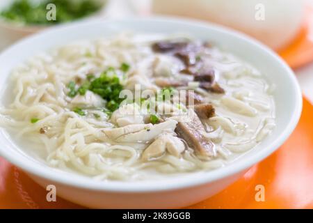 Un bol de mami, ou soupe de nouilles dans un restaurant local à Manille, Philippines Banque D'Images