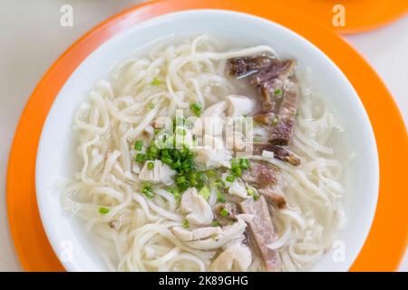 Un bol de mami, ou soupe de nouilles dans un restaurant local à Manille, Philippines Banque D'Images