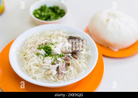 Un bol de mami, ou soupe de nouilles dans un restaurant local à Manille, Philippines Banque D'Images