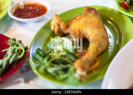 Poulet frit localement appelé ayam goreng dans un restaurant local à Banyuwangi, Indonésie Banque D'Images