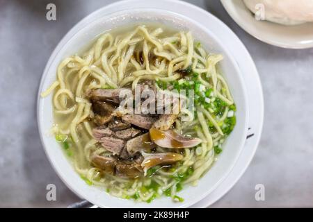 Un bol de mami, ou soupe de nouilles dans un restaurant local à Manille, Philippines Banque D'Images