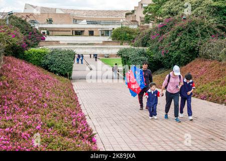 Bogota Colombie,Teusaquillo Carrera 60 Parque Virgilio Barco,Biblioteca Publica Virgilio Barco Parc public Bibliothèque extérieure entrée extérieure, homme Banque D'Images