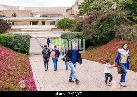 Bogota Colombie,Teusaquillo Carrera 60 Parque Virgilio Barco,Biblioteca Publica Virgilio Barco Parc public Bibliothèque extérieure entrée extérieure, homme Banque D'Images