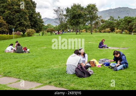 Bogota Colombie,Teusaquillo Carrera 60 Parque Virgilio Barco,Biblioteca Publica Virgilio Barco Park public Library homme hommes femme femme femme femme lad Banque D'Images