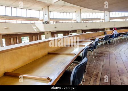 Bogota Colombie,Teusaquillo Carrera 60 Parque Virgilio Barco,Biblioteca Publica Virgilio Barco Parc public Bibliothèque intérieure chaises, homme hommes hommes Banque D'Images