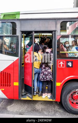 Bogota Colombie,Chapiero Norte Avenida Carrera 7,femme femme femme femme dame,Transmilenio bus public bondé bourré poussant motard motards se pressant passen Banque D'Images