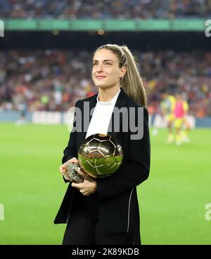 Sabadell, Barcelone, Espagne. 20th octobre 2022. Barcelone Espagne 20.10.2022 Alexia Putellas (FC Barcelone) posant avec le trophée ballon d'or gagné pendant la Liga Santander entre le FC Barcelone et Villarreal CF au Camp Nou le 20 octobre 2022 à Barcelone. (Image de crédit : © Xavi Urgeles/ZUMA Press Wire) Banque D'Images