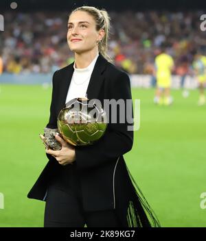 Sabadell, Barcelone, Espagne. 20th octobre 2022. Barcelone Espagne 20.10.2022 Alexia Putellas (FC Barcelone) posant avec le trophée ballon d'or gagné pendant la Liga Santander entre le FC Barcelone et Villarreal CF au Camp Nou le 20 octobre 2022 à Barcelone. (Image de crédit : © Xavi Urgeles/ZUMA Press Wire) Banque D'Images