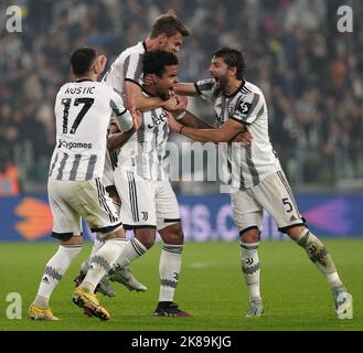 Turin, Italie. 21st octobre 2022. Weston Mckennie (C) de Juventus célèbre son but avec ses coéquipiers lors du match de football Serie A entre le FC Juventus et Empoli à Turin, en Italie, le 21 octobre 2022. Credit: Federico Tardito/Xinhua/Alamy Live News Banque D'Images