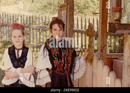 Poșaga, Comté d'Alba, Roumanie, environ 1999. Jeunes filles portant des vêtements traditionnels authentiques. Banque D'Images