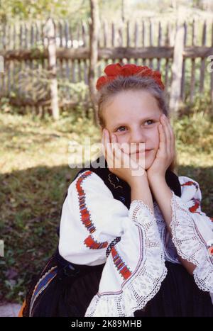 Poșaga, Comté d'Alba, Roumanie, environ 1999. Portrait d'une jeune fille portant des vêtements traditionnels authentiques. Banque D'Images