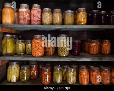 Étagères en bois à la ferme Sauer-Beckmann Living History avec betteraves en conserve, gombo, viande, poivrons, cornichons, Haricots verts, et carottes dans le verre à billes ja Banque D'Images