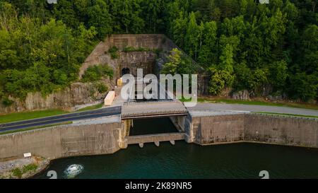 Stockage pompé tunnel de décharge hydroélectricité avec cellules déflectrices et brise-lames Banque D'Images