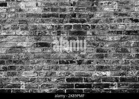 Partie horizontale du mur de briques peintes en noir. Résumé texture du mur de briques noires pour l'arrière-plan du motif. Image panoramique large. Banque D'Images