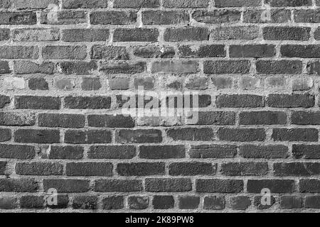 Partie horizontale du mur de briques peintes en noir. Résumé texture du mur de briques noires pour l'arrière-plan du motif. Image panoramique large. Banque D'Images