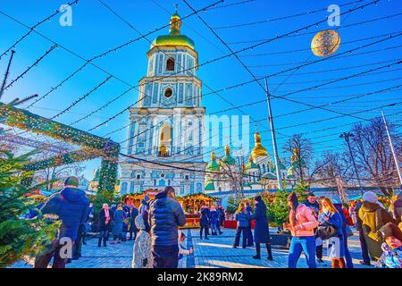 KIEV, UKRAINE - 2 JANVIER 2022 : le marché de Noël principal sur la place Sophia est l'une des principales attractions lors de la célébration des vacances d'hiver, Banque D'Images