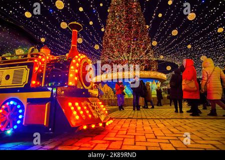 KIEV, UKRAINE - 28 DÉCEMBRE 2021 : le trajet en train touristique est l'une des principales attractions de la foire de Noël sur la place Sophia, sur 28 décembre à Kyi Banque D'Images
