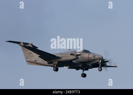 Un avion Hawker Beechcraft UC12W Huron avec le corps des Marines des États-Unis qui vole près de l'installation aérienne navale, base aérienne d'Atsugi, Kanagawa, Japon. Banque D'Images