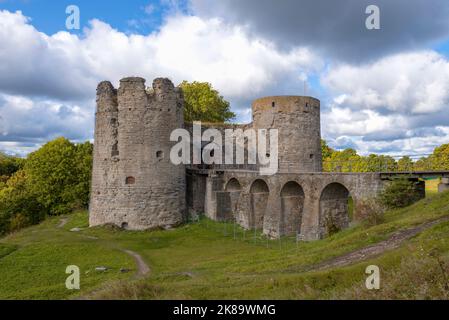 Ancienne forteresse de Koporye sous un ciel nuageux le jour de septembre. Leningrad, Russie Banque D'Images