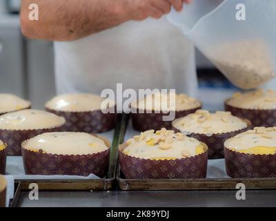 chef garniture de panettone gâteau italien aux amandes Banque D'Images