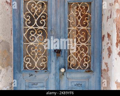 Porte d'entrée rustique à Pyrgos, la vieille capitale de Santorin, une île grecque des Cyclades dans la mer Égée. Banque D'Images