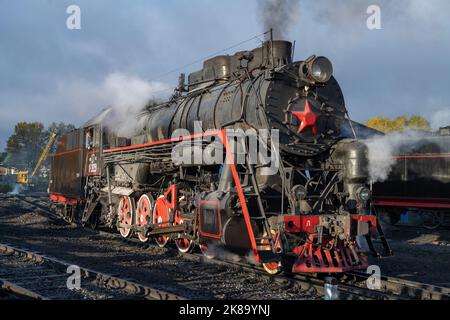 SORTAVALA, RUSSIE - 09 OCTOBRE 2022 : locomotive à vapeur principale de fret soviétique de la série L (Lebedyanka) sur la station Sortavala Banque D'Images