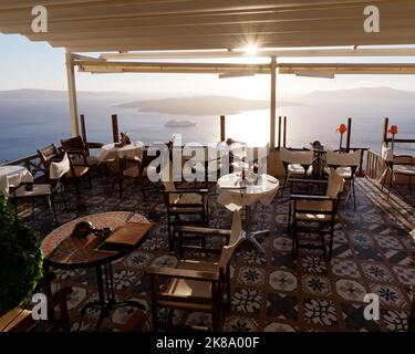 Restaurant avec vue sur la caldeira dans la ville de Fira au coucher du soleil. Île grecque des Cyclades de Santorin dans la mer Égée Banque D'Images