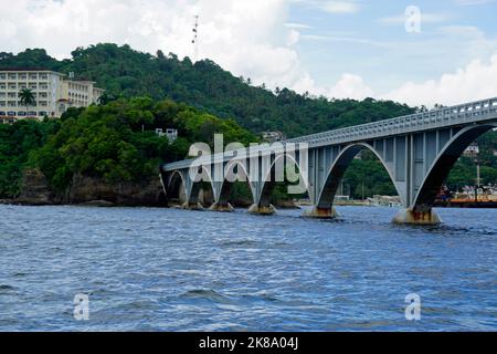 pont moderne dans la baie de la péninsule de samana en république dominicaine Banque D'Images