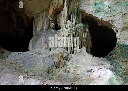 grotte pittoresque de linea dans le parc national de los haïtiens en république dominicaine Banque D'Images