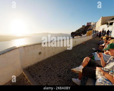 Vue sur le coucher du soleil depuis le sentier côtier de Fira. Île grecque des Cyclades de Santorin dans la mer Égée Banque D'Images