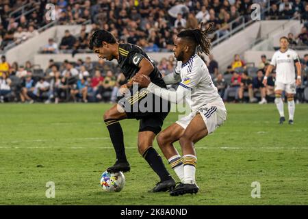 Carlos Vela (10) est défendu par Raheem Edwards (44), avant de Los Angeles Galaxy, lors d'un match de playoff de la MLS, jeudi, 20 octobre Banque D'Images