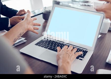 Réunion d'affaires, collaboration et ordinateur portable avec maquette ou écran vert dans la transformation de planification de bureau de démarrage pour la société de marketing numérique Banque D'Images