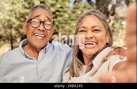 Selfie, portrait et drôle couple senior avec sourire dans le parc pour l'amour, soin et aventure ensemble pour le plaisir d'été. Heureux, rire et homme sain et Banque D'Images
