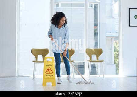 Une fois que les sols sont propres, je suis satisfait. Une jeune femme se moque de son sol à la maison. Banque D'Images