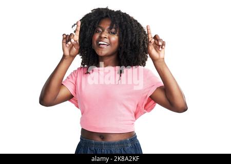 Mettons votre nom dans des lumières. Photo en studio d'une jeune femme attirante pointant vers le haut sur un fond blanc. Banque D'Images