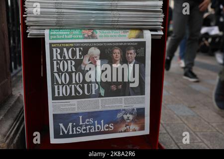 Londres, Royaume-Uni. 21 octobre 2022. Un exemplaire du quotidien Evening Standard faisant état des candidats conservateurs potentiels à la course au leadership, après la démission de Liz Truss après seulement 45 jours au poste de Premier ministre britannique. Date de la photo: Vendredi 21 octobre 2022. Crédit : Isabel Infantes/Empics/Alamy Live News Banque D'Images