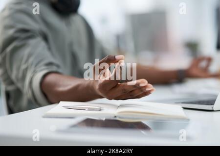 Une certaine méditation avant le travail. Un jeune homme méditant au travail. Banque D'Images