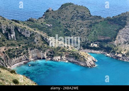 Massa Lubrense - Scorcio della Baia di Ieranto dal sentiero sul Monte Costanzo Banque D'Images