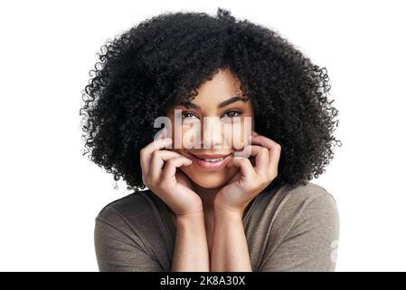 Ce qui est plus beau que son visage son coeur magnifique. Portrait en studio d'une jeune femme attrayante posant sur un fond blanc. Banque D'Images